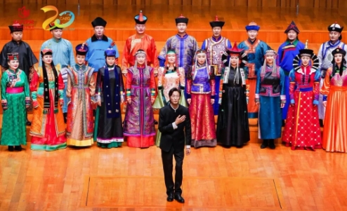 标题：欢乐吉祥！内蒙古艺术剧院合唱团亮相第十七届中国国际合唱节开幕式
点击数：21
发表时间：2024-07-17